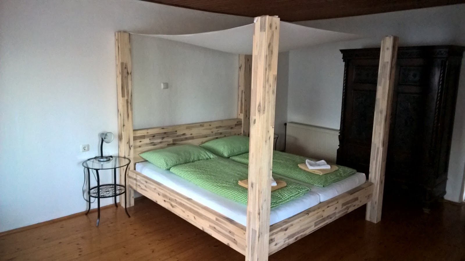 Baldachinos ágy egy modern lakásba